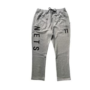 ek2m1sa7l-nyn-brooklyn-nets-joggingbroek-kyrie-irving-master-class-grijs-zwart