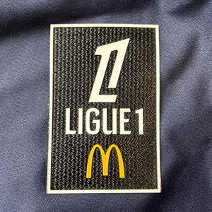 marking-003119-badge-ligue-1-2024-zwart-wit-geel
