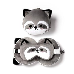 cush228-2-in-1-pluche-wasbeer-restazz-reiskussen-met-oogmasker-puckator-grijs-14x15x9-5-cm