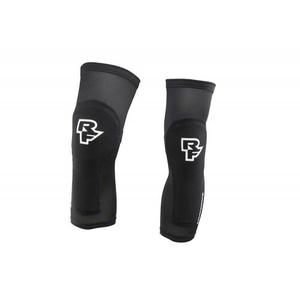 rfab00500-kniebrace-race-face-charge-stealth-zwart-wit